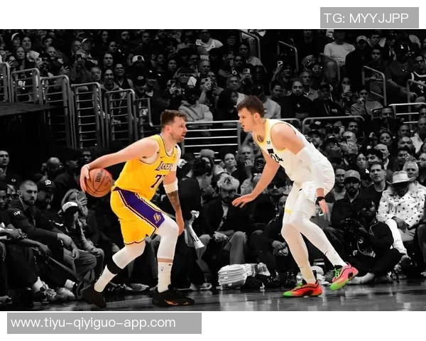 东契奇幽默自嘲英语水平调侃八村塁大学经历引发关注