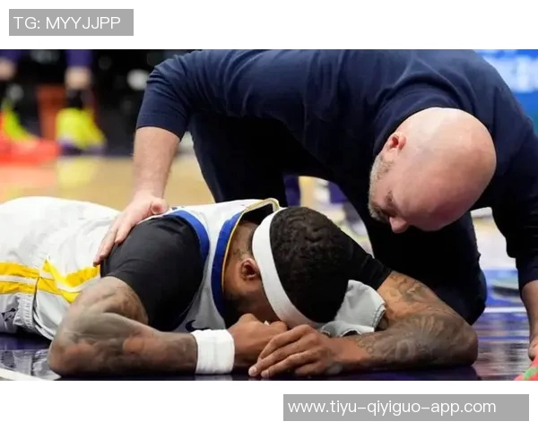 亚当斯在比赛中崴脚但表现稳定跑动无明显跛行状态良好